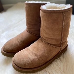 UGG®️ Classic Short ll Boot Chestnut